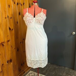 Adorable Vintage Van Raalte Full Sip White Lace Nylon Sz 34
